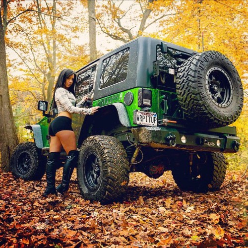 jeepflow:  One more bonus #jeepgirlfridays Owner @sirwrapper     Photographer @sasdesignsny          Model  @aubreyhalket                     #jk #jeep#jeeps#jeepgirl #JEEPFLOW