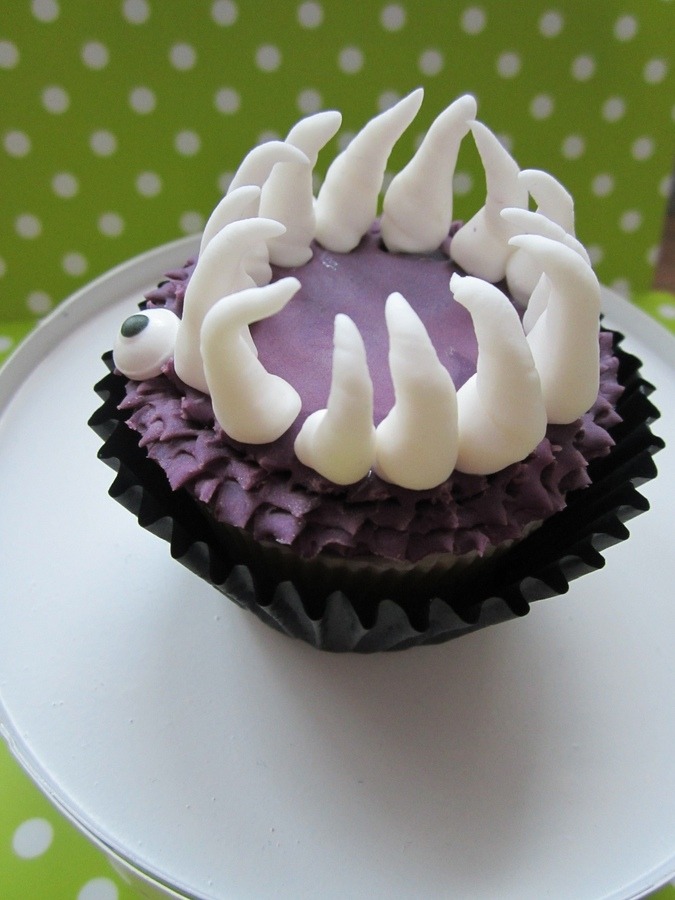 thecakebar:  Gorgeous Halloween Fondant Cupcakes 