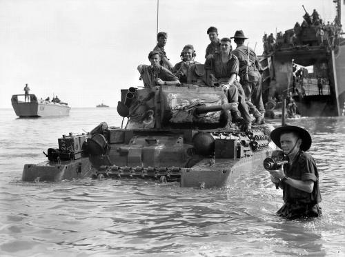 m4a1-shermayne:Australians land on Brunei in June 1943.