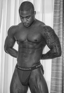 keepemgrowin:Great physique and impressive bulge…