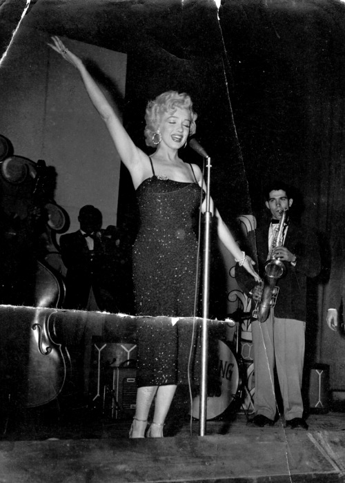 infinitemarilynmonroe:  Marilyn Monroe performing in Korea, 1954.