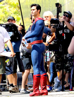 tl-hoechlin:    Tyler Hoechlin films Supergirl