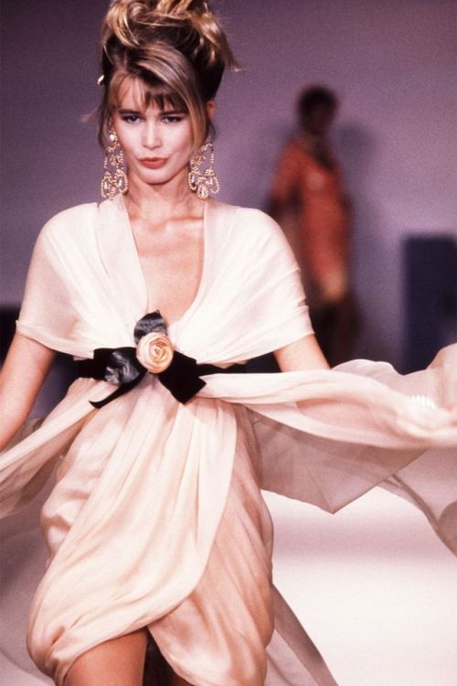 madame-amour:Claudia Schiffer in her catwalk debut / Chanel Couture Spring 1989
