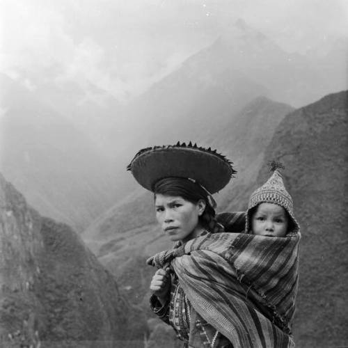 jassiepassievruchtmoodboard: Peruvian woman in the 1950′s, carrying her child.