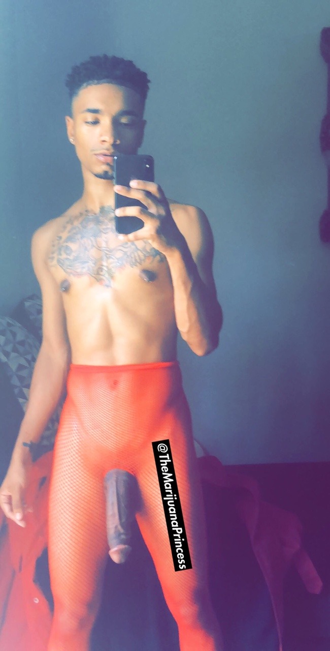 themarijuanaprincess:  IG: RebelMannequinn  Twitter: RebelMannequinn  Snap: TheMarijuanaPri