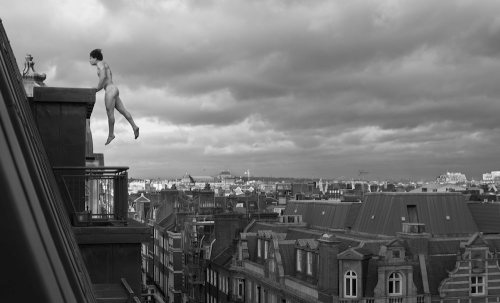 Tourists snapping London’s architecture and Underground may have had quite a shock if they were near Tim Shieff when he stripped off to free-run around London. © Jason Paul The parkour world champion has been photographed balancing on the edge of