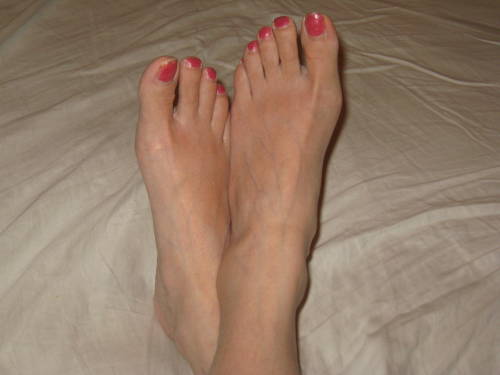 socksandfeet: Here is another pic from @feetandtoesonly4meworld #Sweet feet Alexa doesn’t want