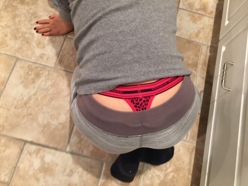 When she shows a whaletail/downpants, I need to jerk off immediately.