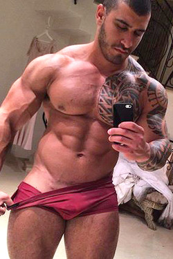 i-want-that-man:  Those shoulders, those pecs… fuck!!! I WANT THAT MAN Tumblr | Twitter | Facebook » Submit Your Pics