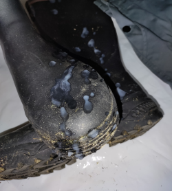 gumbootslover:schön drauf gespritzt, auf die dreckigen Stallstiefel