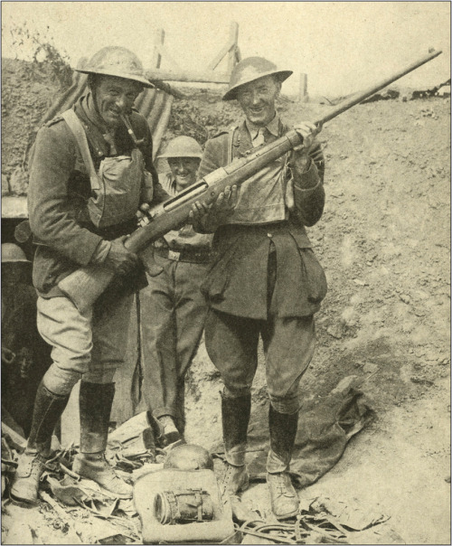 British soldiers with a captured German “T-Gewehr” anti tank rifle, World War I.