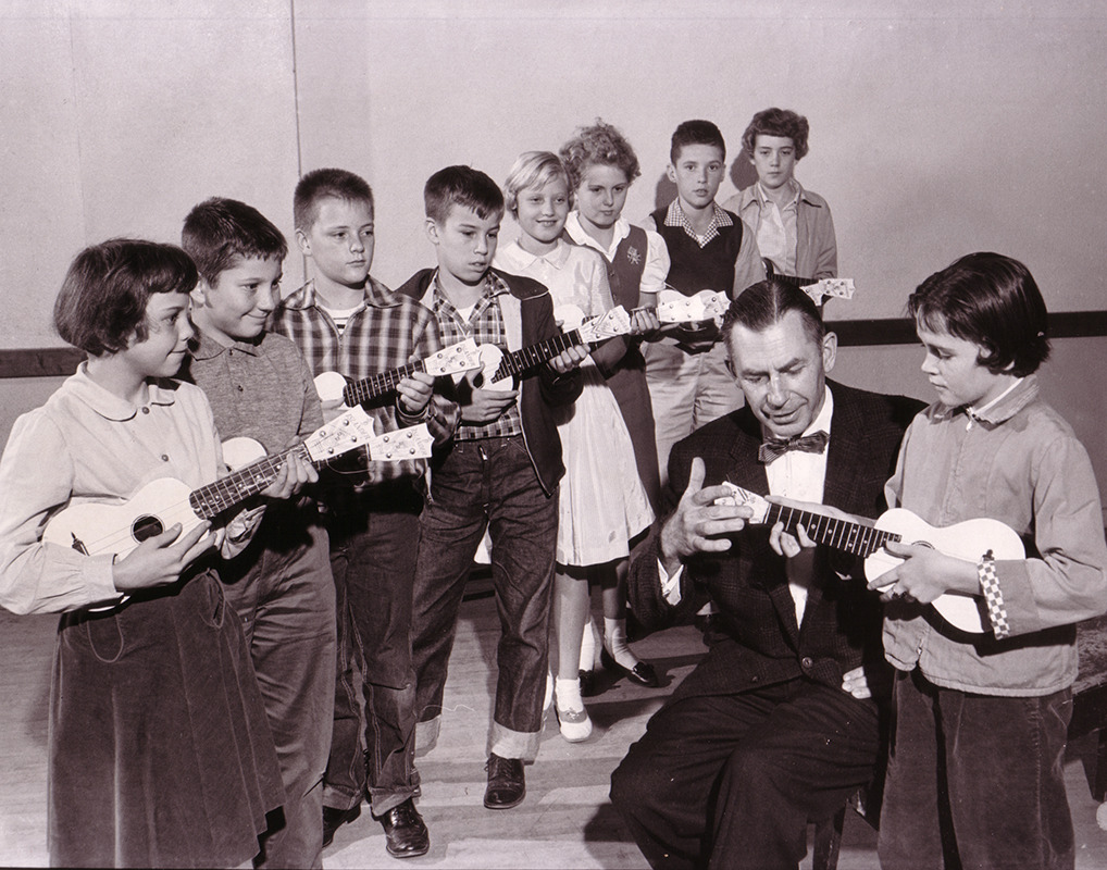 uketeecee:Joseph Jung instructs children to play the Islander ukulele at the Ukulele