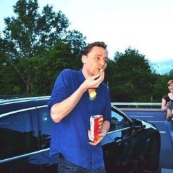 e-clv:e-clv:tom hiddleston crisp embarssment adult photos