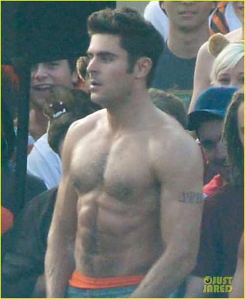  Zac Efron Sticks Hand in Shorts, Flaunts Eight Pack Abs!