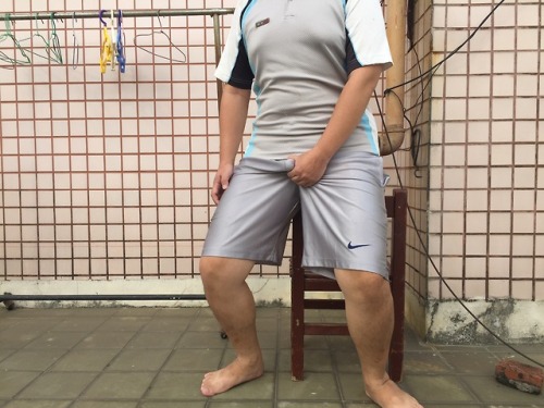 vv09876543210: 穿著亮面摸硬 就是很爽 只差沒人來摸