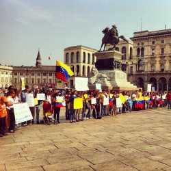 ojodelrey:  Venezolanos en el Milan, exigiendo el conteo de todos los votos #fraude #capriles #mauroilegitimo #milano 