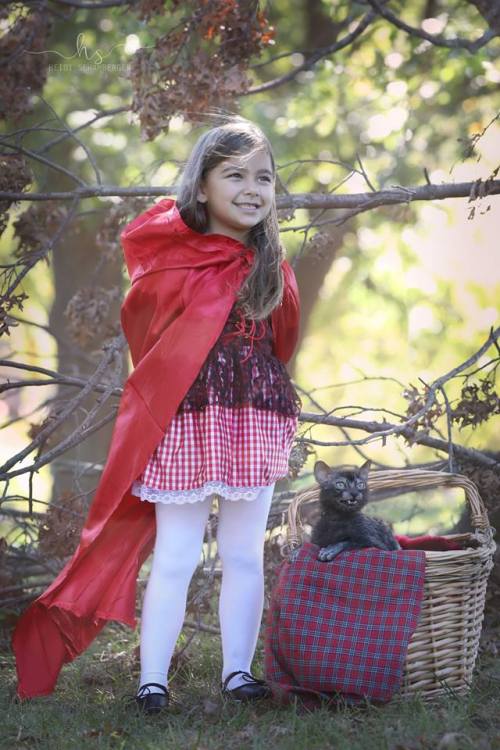 catsbeaversandducks:Little Red Riding Hood and the Little Bad Werecat“Had a photoshoot with my littl