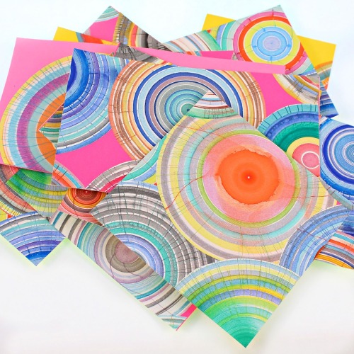 DIY Spin Art Machine Tutorial from Mark Montano.This tutorial teaches you how to make a giant DIY Sp