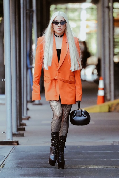 [PHOTO]— Lady Gaga was seen arriving at the SoulCycle office in New York, USA | June 25th, 201