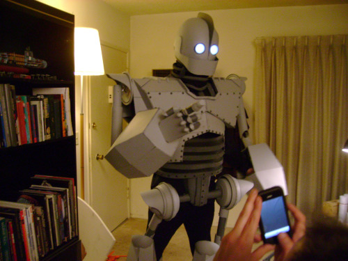 tevlek:bluedogeyes:Iron Giant Ready to Rock by wagadog“The costume was made to be at a nighttime par