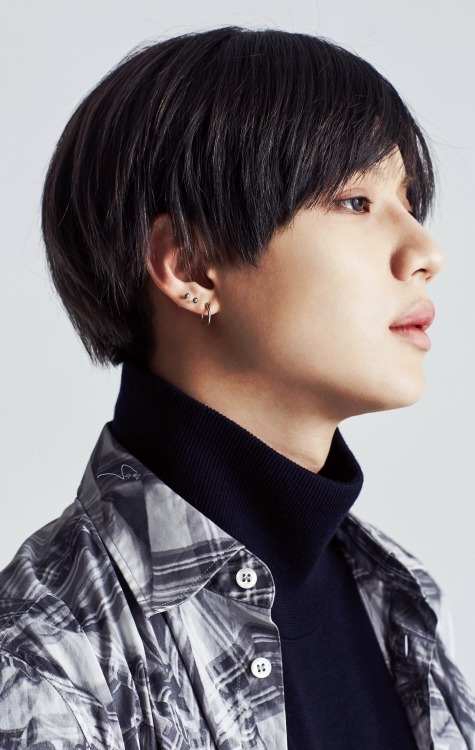 romanceboys: shinee world v goods scan© seojeong ☾ do not modify. (1 / 2 / 3 / 4 / 5)