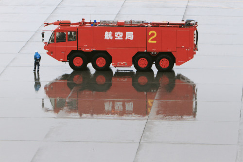 kthenorth-photo: 雨の空港は飛行機以外にも目を引くものがありますね。 ちょっと叙情的。