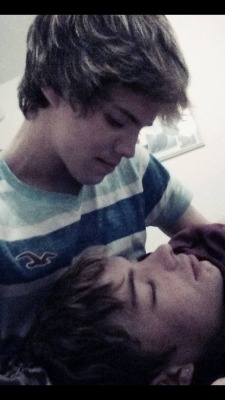 2boys-are-better:  Cute <3 