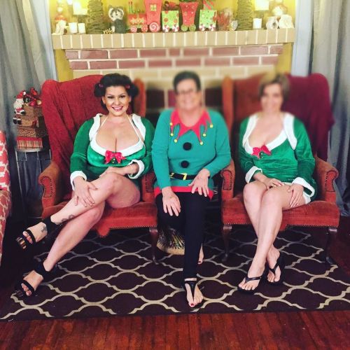 I don’t share much of my personal life but I want you guys to see the BTS of my family Xmas cards…. I have an amazing supportive family. They down for whatever, my craziness goes xtra this time a year… I love theme Xmas cards here