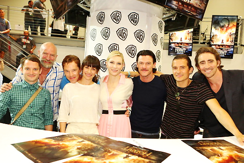 whatmakesyoulove:  The Hobbit cast signing to fans in Comic-Con International 2014  