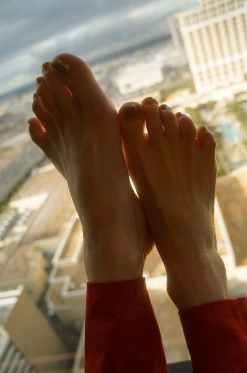 pretty-feet-leonie:  Dirty foot fetish and foot fetish women