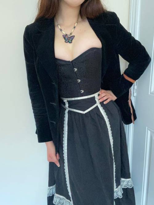 bustiers-and-corsets:  A witchy re-creation