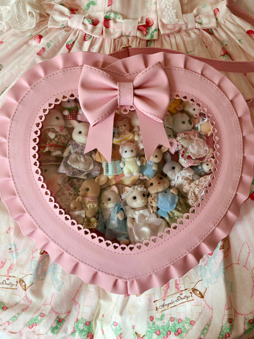 seaprincess-selkie:Critter ITA bag! (Cotton Candy Feet thought of the idea, I just took it too far)