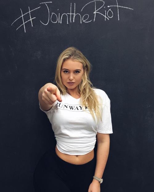 omg-iskra-lawrence:  Iskra Lawrence - British plus size model Visit: http://omg-iskra-lawrence.tumblr.com/ 