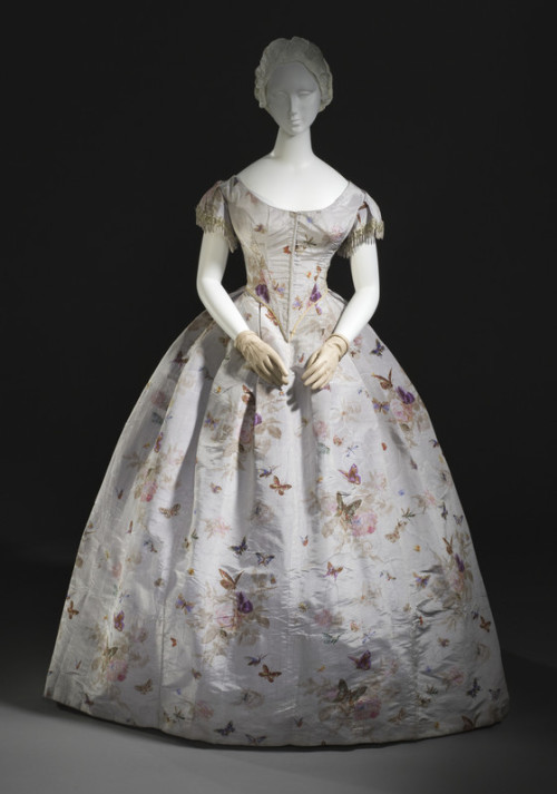 geekgirl101:historicaldress:Woman’s Dress (Robe à transformation)France, circa 1865Silk plain weave 