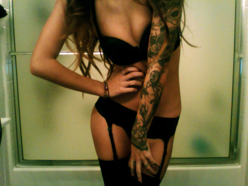 scarletlipscrimsonfingertips:  Get your sexy on. 