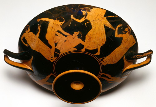 didoofcarthage:Red-figure kylix with warrior in tondo and exterior athletic scenes Attributed toa pa