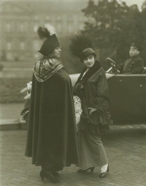 Als aus Kostümen Kleidung wurde: 1914 auf der Straße in Berlin.© STAATLICHE MUSEEN Z
