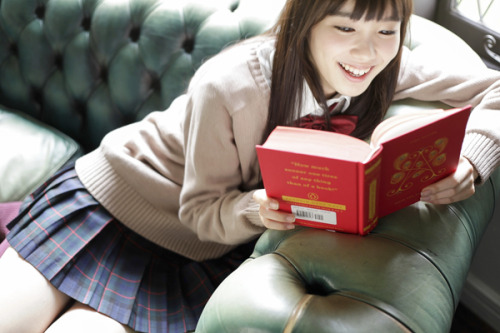 bookgirls: (via アカい読書のアキ | まりえのアカいアキ〜アオハル　シーズンズ〜 | グラビア | アオハルオンライン)