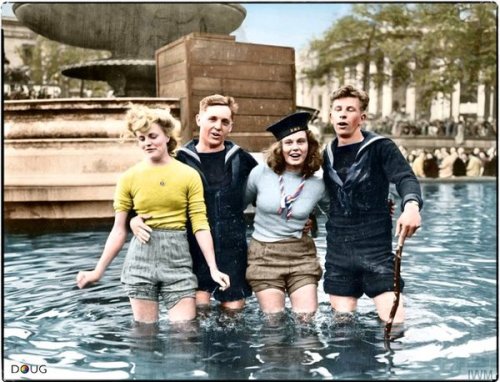 Colourised photograph of two British sailors and their girlfriends wading in the fountain in Trafalg