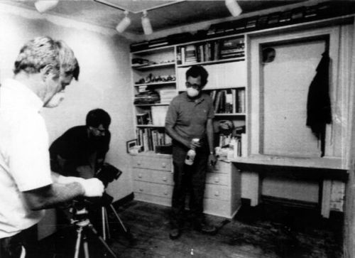 jeffreyandthechocolatefactory:Investigators search the den of the boyhood home Dahmer in 1991 (Image