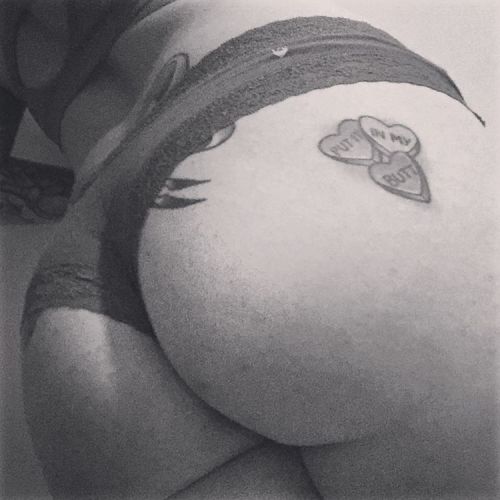 princesspoutypantzz:  Incase y'all forgot about how great my butt is . ✌🏻️🙋🏻💕 (at Chicago, Illinois)   😍😍😍