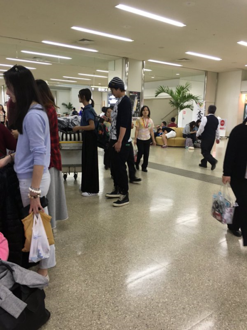 cris01-ogr:Oguri Shun was spotted with his family before at Haneda airport, then at Naha airport in 