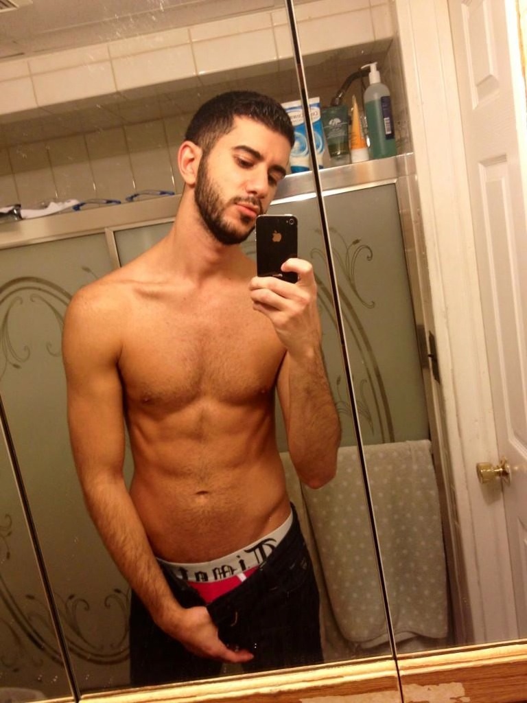 instaguys:  Guys with iPhones Source: gwip.me 