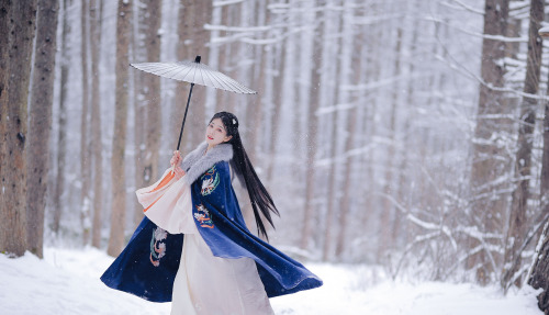 Hanfu Cloak &amp; Awesome Snow Sceneryfrom: 南歌子 GN