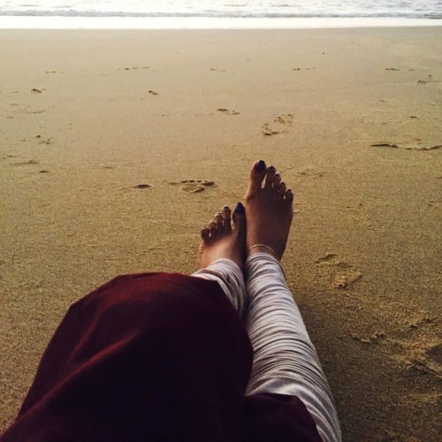 @neenu_feet @doodle_bee_ #feet #foot #legs #anklets #goldenanklets #ankletsfeet #beach #sunset #phot