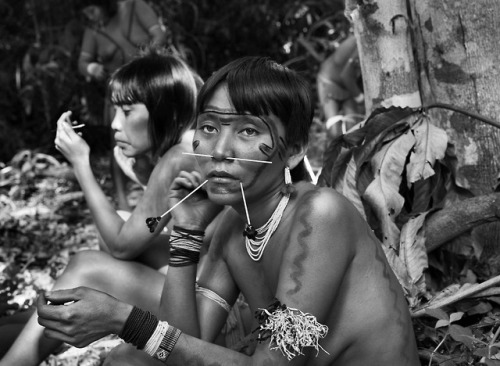 Women paint their faces and bodies for a funerary ceremony.Ph. by Sebastião Salgado.