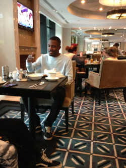 fuckyestacobennett:  Frank chilling, eating, not worrying about the album…