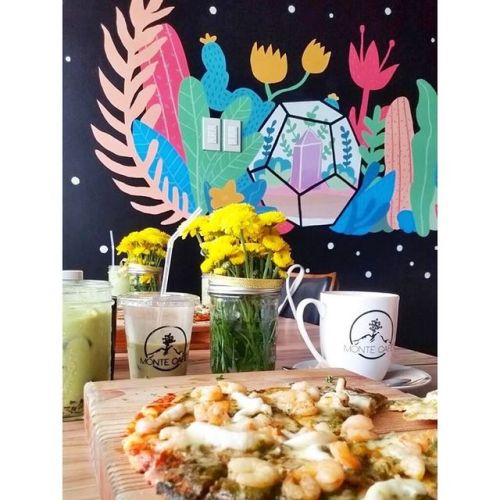 Refreshing matcha milk tea. Crunchy seafood pizza. Flowers. Beautiful wall art. @montecafe ❤ . #anti