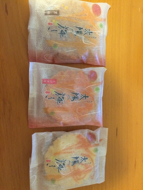 First review on this blog! I got a love package from my aunt in Japan and these crackers are the bom