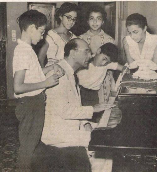 hadeiadel-blog:Mohamed Abdul Wahab with his children :)